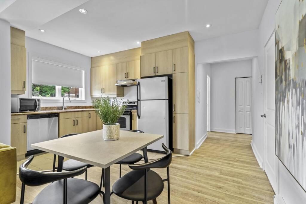 Stylish 2 Bedroom Haven By Jean Talon Market Montreal Ngoại thất bức ảnh